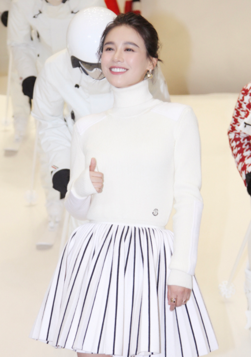 馬思純瘦下來更有“少女感”，穿白毛衣配短裙，甜美溫柔又減齡