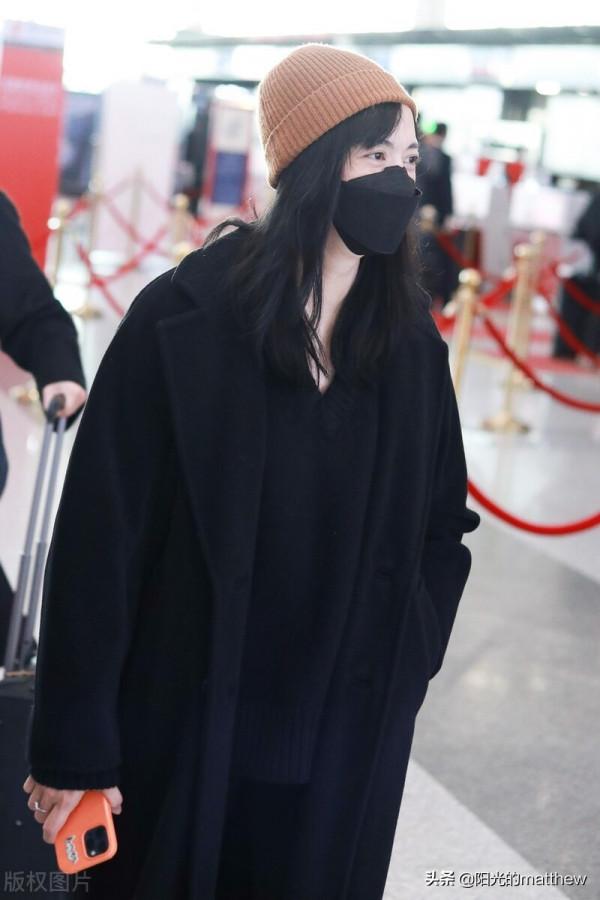 街拍：姚晨一身黑大衣飄逸現身咖色針織帽俏皮又不失氣質