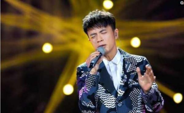 李克勤全家照，低調了26年老婆原來這麼漂亮，2個兒子乖巧帥氣