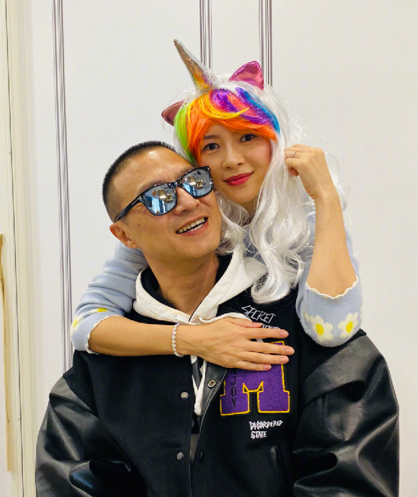 章子怡曬出全家福照片，一家五口打卡親子餐廳，小蘋果側顏照絕了