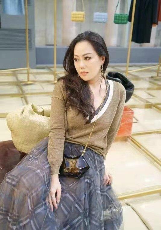 58歲章小蕙依然貴氣十足,時髦穿搭高調又吸睛,氣質拿捏得死死的 58歲章小蕙依然貴氣十足,時髦穿搭高調又吸睛,氣質拿捏得死死的