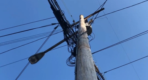 為何電線杆上的支架都是銀色的？為何美國仍大量使用木頭電線杆？