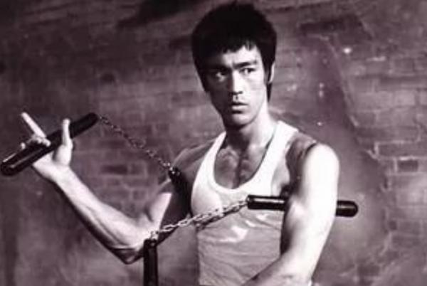 2004年黃霑去世:對成龍撒過尿,單挑過李小龍,還大罵劉德華3年 2004年黃霑去世:對成龍撒過尿,單挑過李小龍,還大罵劉德華3年