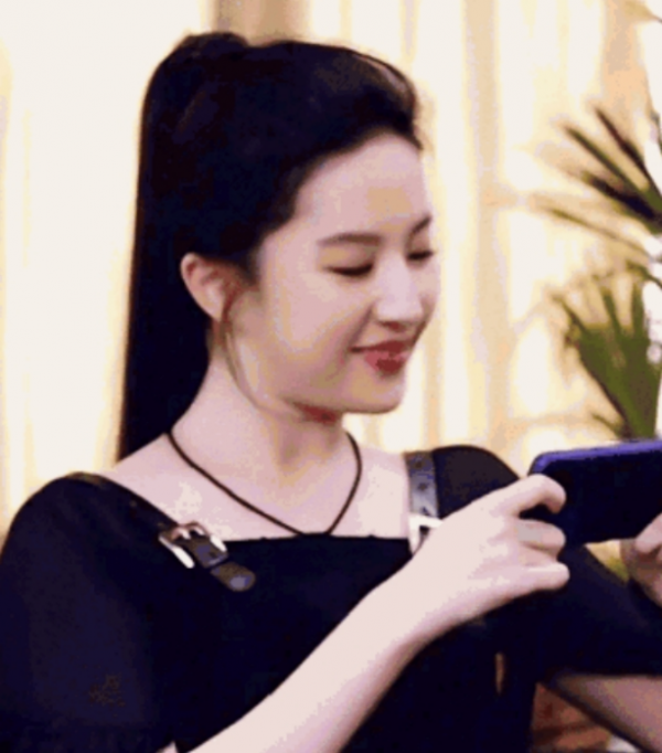 7歲甜馨機場搬行李摔倒！媽媽李小璐卻無理會，帶娃日常惹爭議