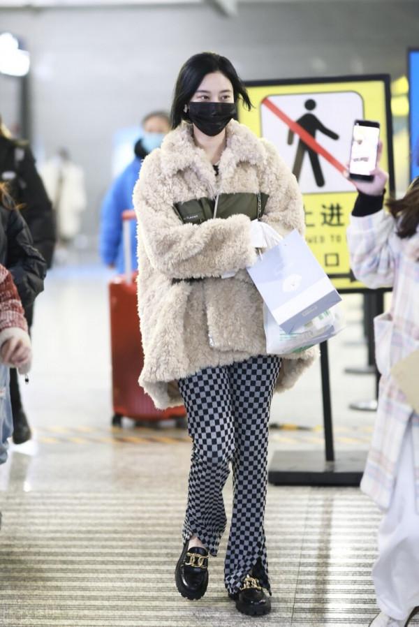 徐藝洋穿米色泰迪絨外套搭配棋盤格紋褲，腳踩樂福鞋時髦吸睛