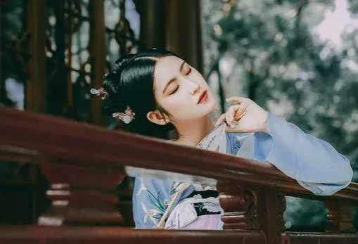 只願君心似我心，愛妻剛離世，又遇18歲真愛，寫下一首情詩傳千古