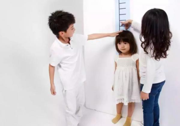 7歲娃愛吃肉，很少吃青菜，從不積食便秘，醫生：2件事或許有幫助