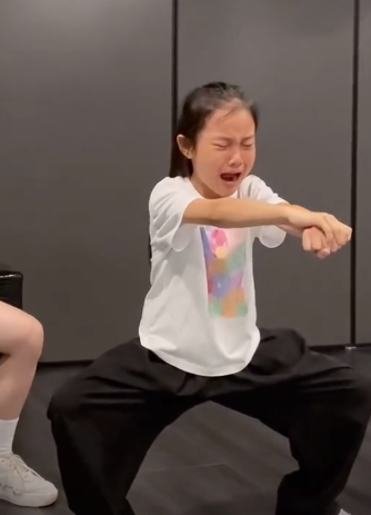 李小璐曬母女合照，倆人古風打扮似姐妹，8歲甜馨五官隨賈乃亮