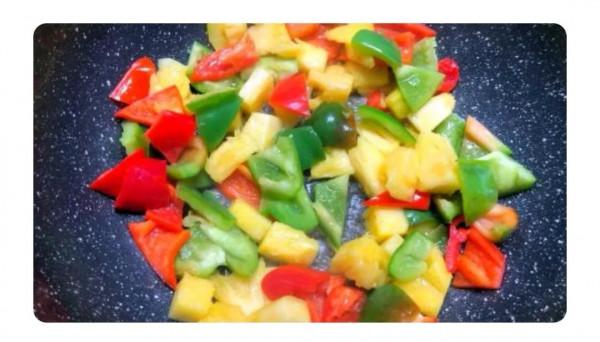 老外在中餐廳經常點的中國菜《菠蘿咕嚕肉》到底是怎麼做的呢？