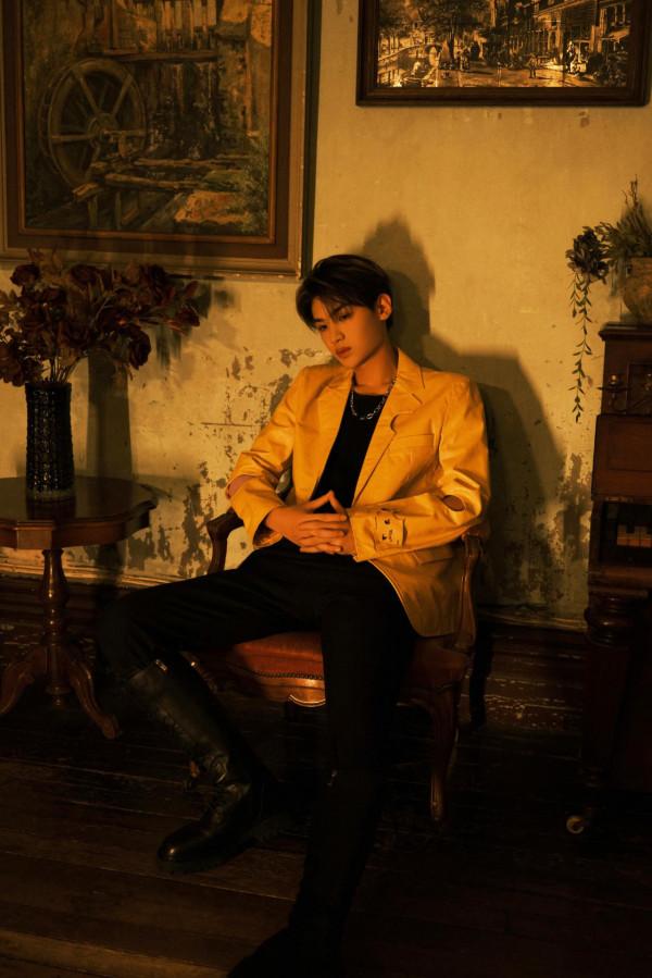 穿長裙、塗指甲油的boy黃明昊，男生還能這麼搭