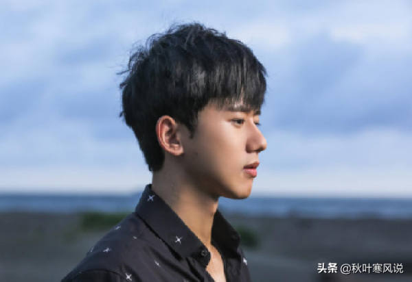 張傑演唱會上受傷沒休息,後來帶傷出演話劇,老婆在臺下全程陪同 張傑演唱會上受傷沒休息,後來帶傷出演話劇,老婆在臺下全程陪同