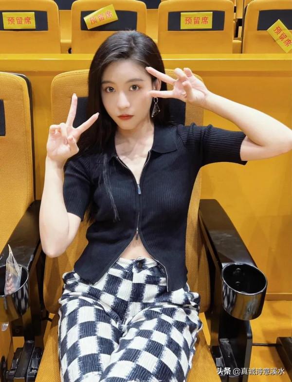 她是四川師範大學的校花,也是校園裡的超級學霸 她是四川師範大學的校花,也是校園裡的超級學霸