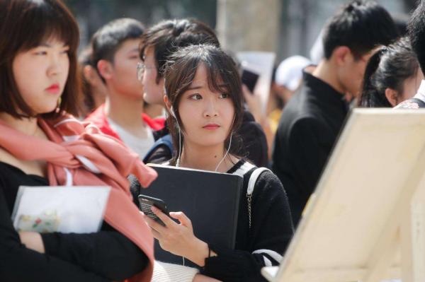 “新型啃老”火了起來，父母很難察覺，還以為孩子很孝順