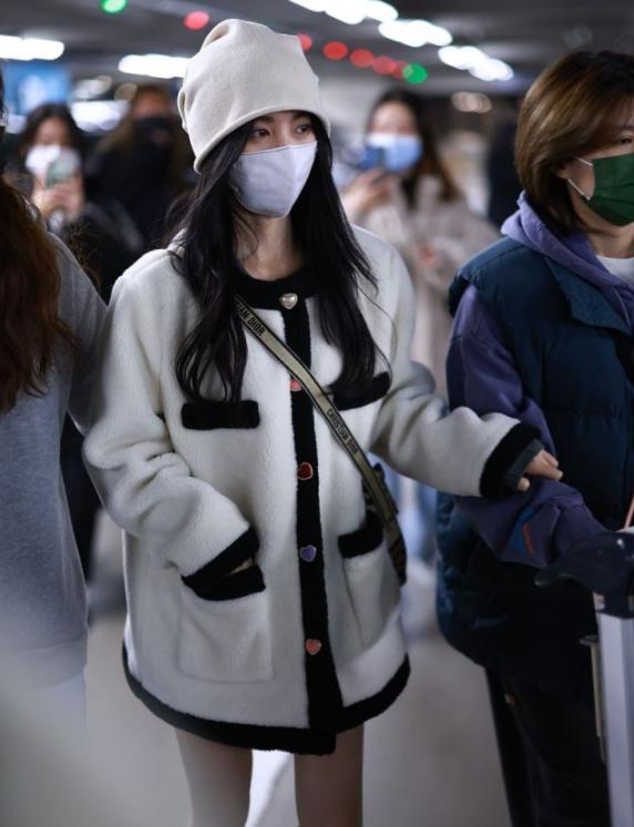 美麗又凍人，鞠婧禕小香風外套配長靴，點亮這個冬天