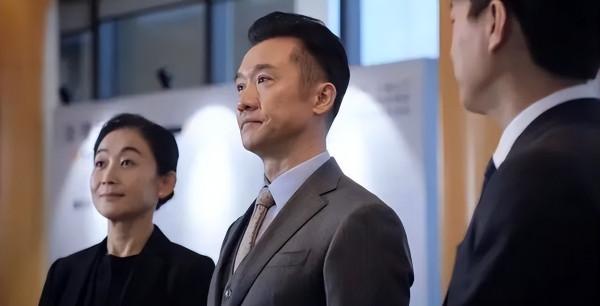 給過去一年“演技最好的10位老戲骨”排名，李幼斌第6，丁勇岱第2