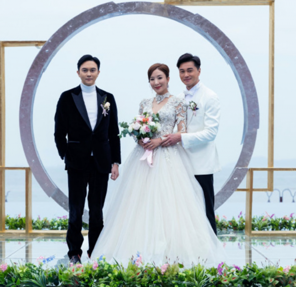 陣容滿分的港劇，沒想到被女主演們的僵硬臉搶鏡，鼻樑透光好明顯