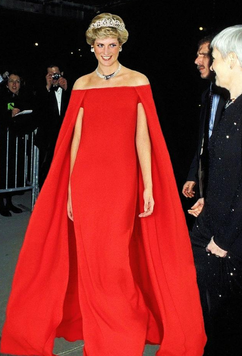 凱特王妃華麗變身，金色禮服裙不輸戴安娜，閃耀紅毯盡顯39歲貴氣