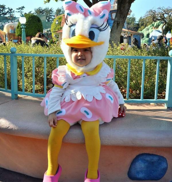 可愛的孩子們穿著媽媽為他們製作的手工服裝 可愛的孩子們穿著媽媽為他們製作的手工服裝