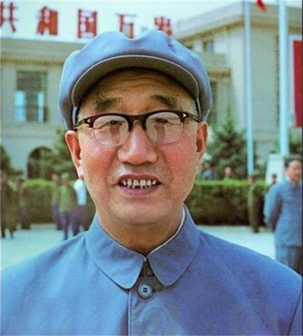 1985年許世友遺體告別:上萬人參加,上千輛車排長龍,撼動南京城 1985年許世友遺體告別:上萬人參加,上千輛車排長龍,撼動南京城