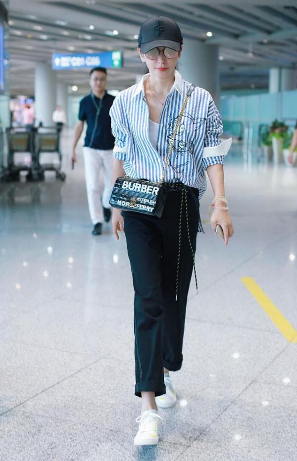 李冰冰現身機場,46歲還宛如20歲美少女,也太能扛住歲月的考驗了 李冰冰現身機場,46歲還宛如20歲美少女,也太能扛住歲月的考驗了