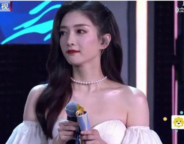 紅毯懟臉照，為了上鏡更美更閃亮，女明星們都用什麼小技巧？