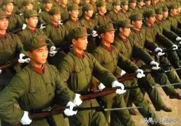 70年代解放軍：戰鬥力極強，官兵統一身著“三點紅”的六五式軍服