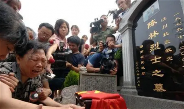 獨子救災犧牲三年後，老父親悲傷過度也走了，生命盡頭仍在盼兒歸