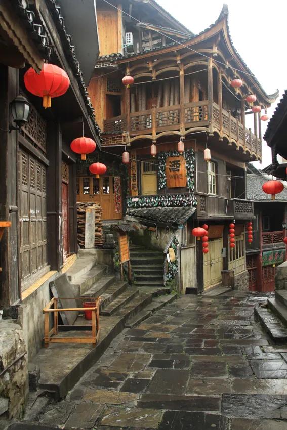 掛在瀑布上的古鎮