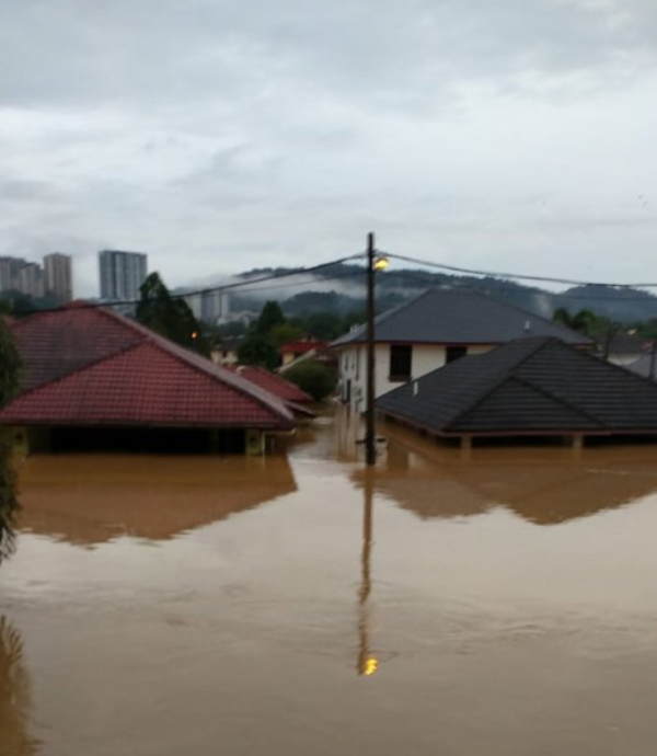 知名歌手豪宅被大水淹沒!全家人被迫爬上屋頂,等待數小時終獲救 知名歌手豪宅被大水淹沒!全家人被迫爬上屋頂,等待數小時終獲救
