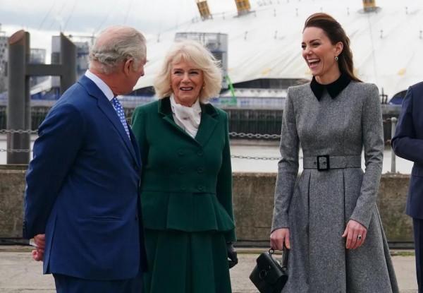 凱特與公婆出聯合公務，三人同框其樂融融，這樣的兩代聯動誰不愛