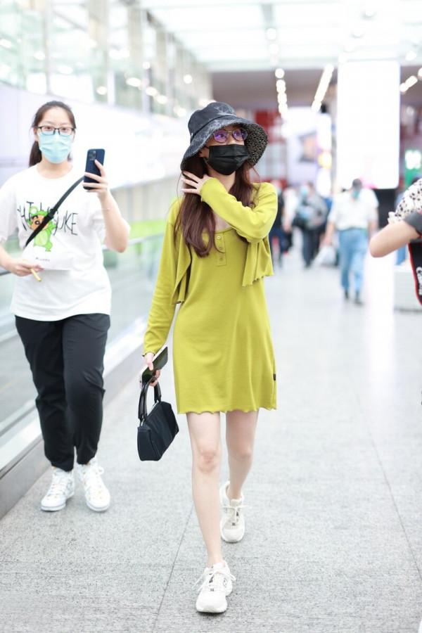 鄭合惠子這樣穿真養眼，吊帶衫+格子褲文藝隨和，還打造出好身材