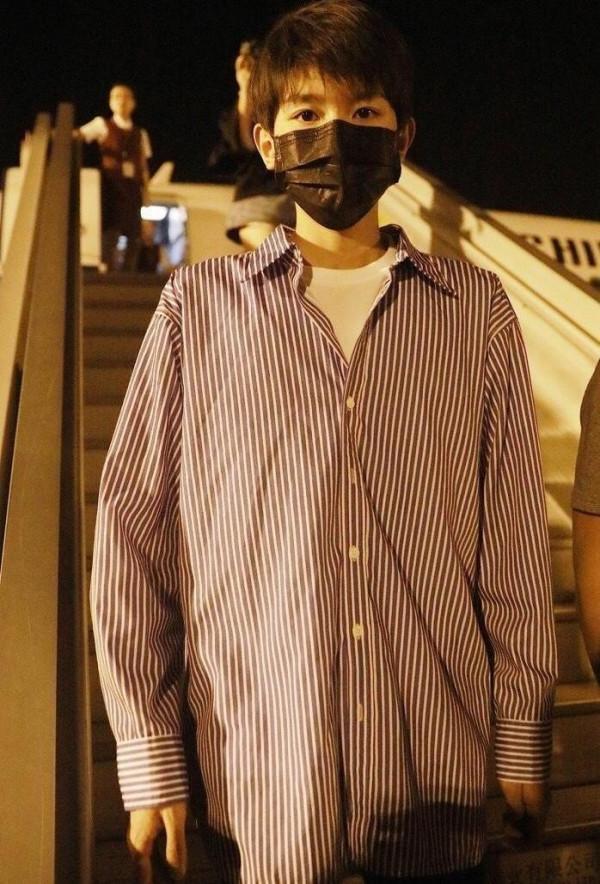 王源留“背頭”帥出新高度，穿條紋衫演繹清爽少年，顏值太絕