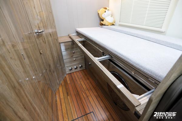 3.0T發動機配12度電，還有1000W太陽能板！這款房車適合退休生活