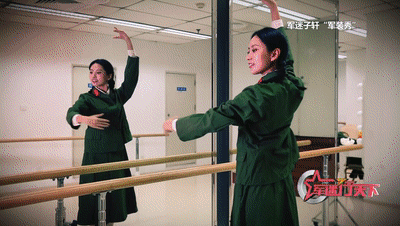 軍迷體驗不同時期女軍服,你更喜歡哪一套? 軍迷體驗不同時期女軍服,你更喜歡哪一套?