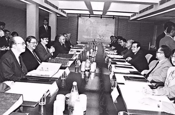 1997年香港迴歸，英國國旗降下後，為何間隔5秒才升起五星紅旗？