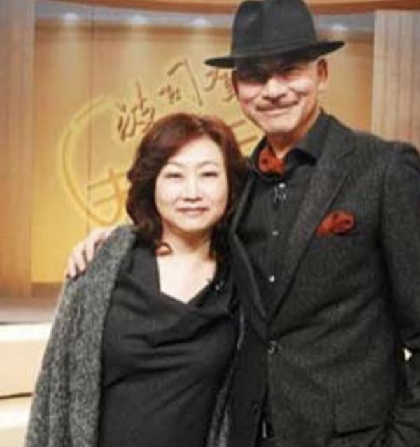 64歲戲骨被曝街頭開出租！主動為乘客搬行李，面對鏡頭大方打招呼