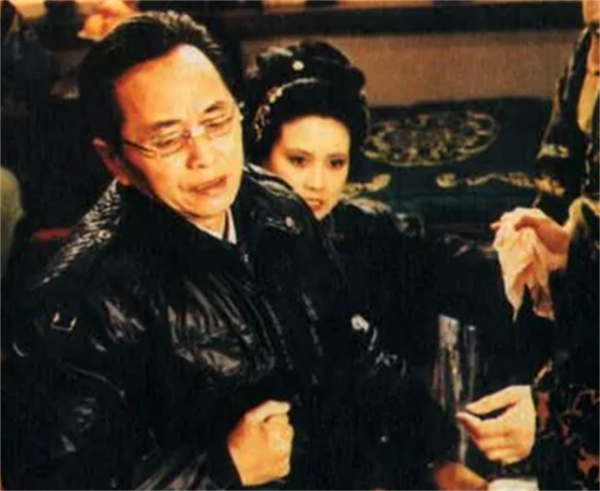 他因為長得醜，飾演了87版《紅樓夢》的賈環，今成斯文儒雅萌大叔