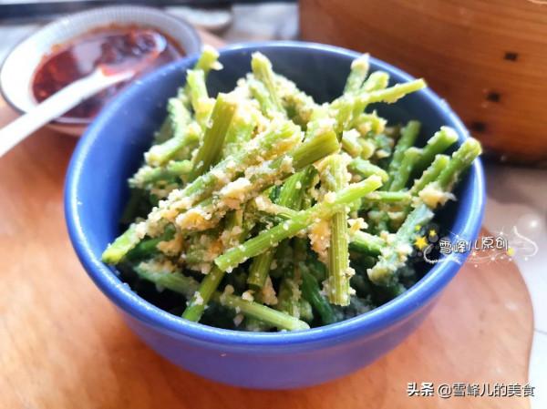 胡蘿蔔葉很多人扔掉了！這樣蒸一蒸就上桌，蘸料吃真香，別不懂