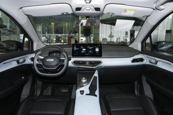 外觀時尚，續航可達550km，售價16&period;28萬，幾何C的冪方版如何？