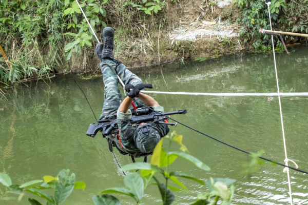 廣西武警：200餘名特戰尖兵巔峰對決