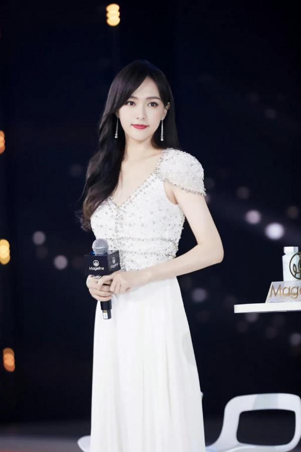 唐嫣禮服高貴優雅，一頭長髮溫柔似水，微笑超甜，甜美可人 ​​​