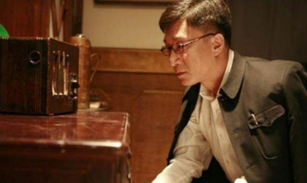 《潛伏》中的假夫妻,在白區普遍存在,原因不復雜,只為了好租房 《潛伏》中的假夫妻,在白區普遍存在,原因不復雜,只為了好租房