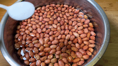 涼拌水煮花生米,簡單的美味,加上喜歡的黃瓜丁和胡蘿蔔丁,好吃 涼拌水煮花生米,簡單的美味,加上喜歡的黃瓜丁和胡蘿蔔丁,好吃