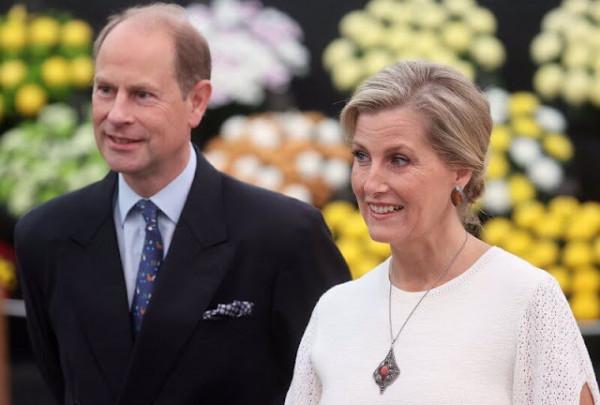 英女王缺席切爾西花展!56歲小兒媳挑大樑,優雅亮相氣質堪比戴妃 英女王缺席切爾西花展!56歲小兒媳挑大樑,優雅亮相氣質堪比戴妃