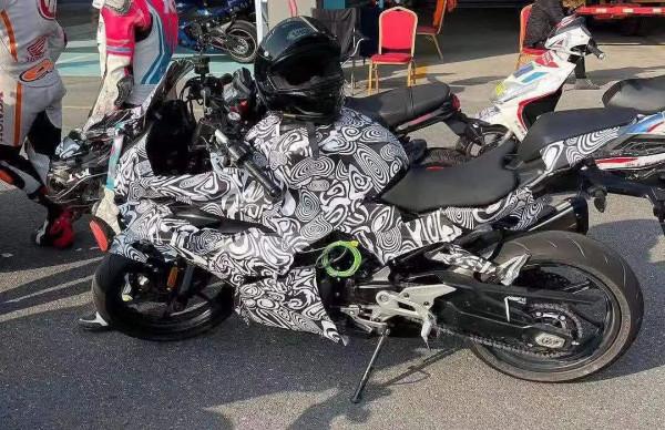 春風450SR實車偽裝照再曝光，雅馬哈R3又成了對標車