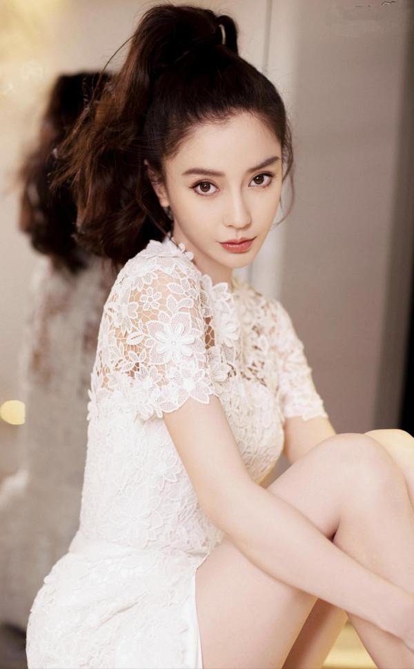 楊穎白裙代言香水