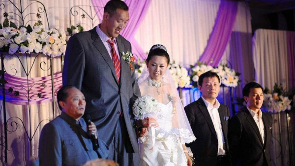 中國巨人,身高2.36米獲世界紀錄,娶1.9米的妻子,現狀如何? 中國巨人,身高2.36米獲世界紀錄,娶1.9米的妻子,現狀如何?