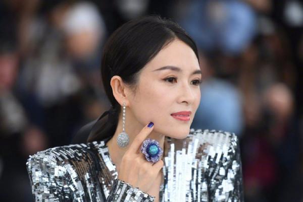 章子怡攜家人遊玩，曬全家福取名“東章熙汪”，網友：熙熙要出道