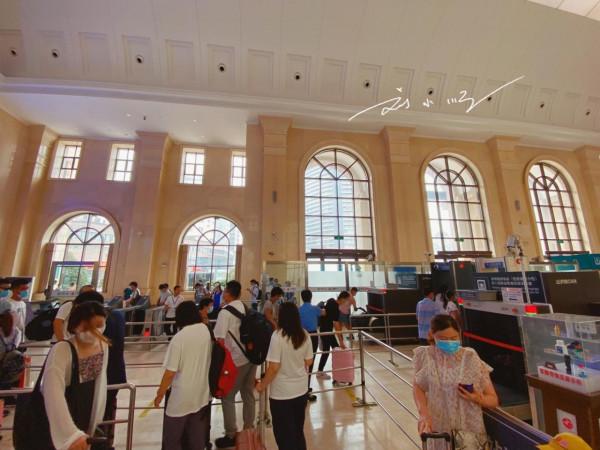 實拍山東青島百年火車站，面朝大海，還被譽為“中國最美火車站”