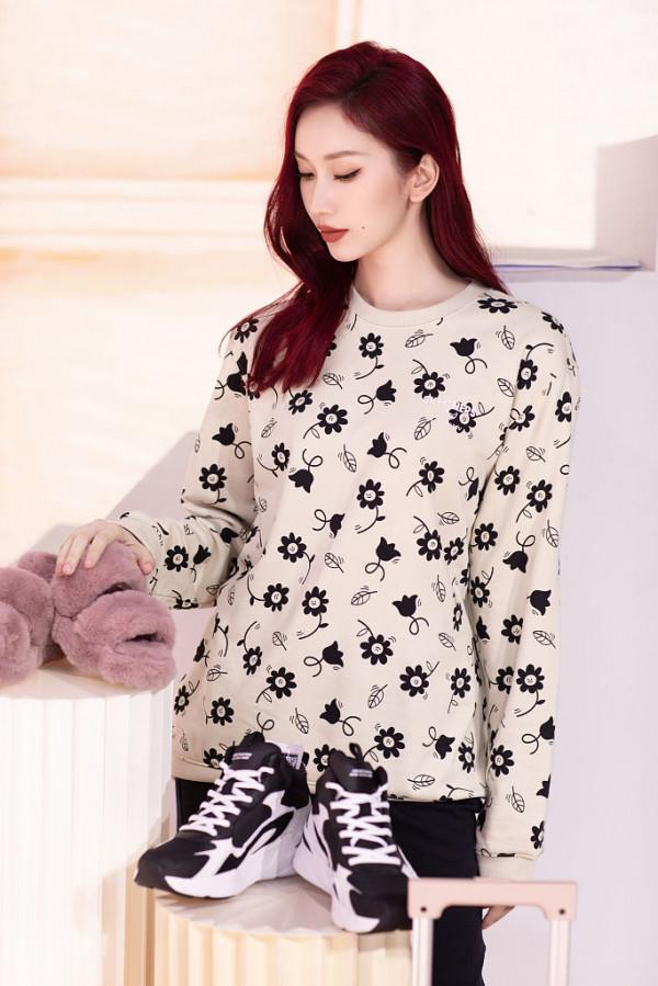 劉令姿印花衛衣玩轉經典配色 搭配不規則剪裁半裙率性十足